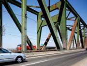 A Belgrád - Pancsova közötti vasúti és közúti híd a Dunán