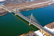 Az M0 autópálya Megyeri hídja a Dunán